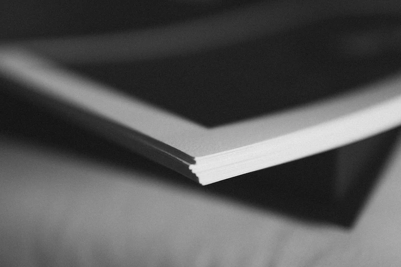 Foto de um maço de fotos impressas em papel.
