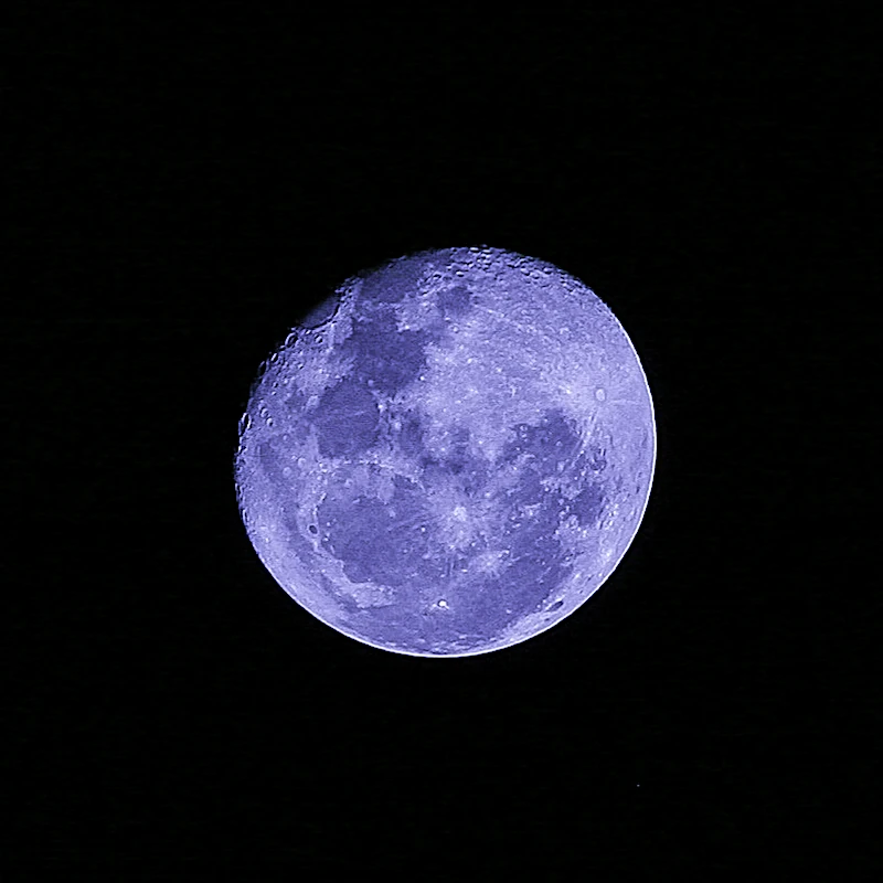 Foto da lua distante, mal dá para vê-la.