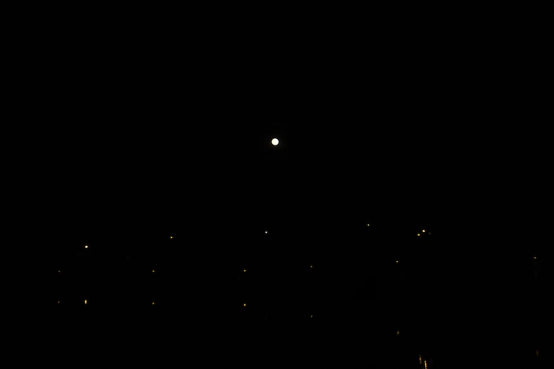Foto da lua distante, mal dá para vê-la.