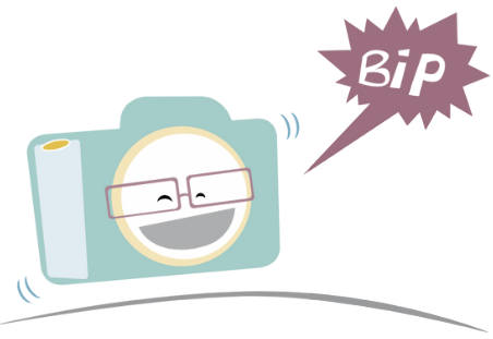 Ilustração de uma câmera sorrindo, usando óculos, e com um balão de fala escrito “bip”.