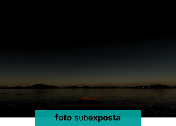 Foto subexposta de um barquinho laranja