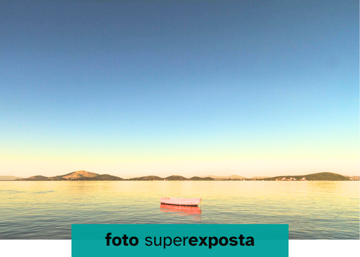Foto superexposta de um barquinho laranja