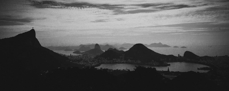 Foto de paisagem carioca com muitas montanhas, a Lagoa e o corcovado à esquerda.