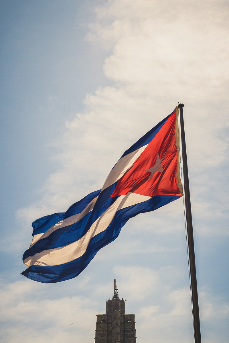 Foto de uma bandeira de Cuba tremulando.