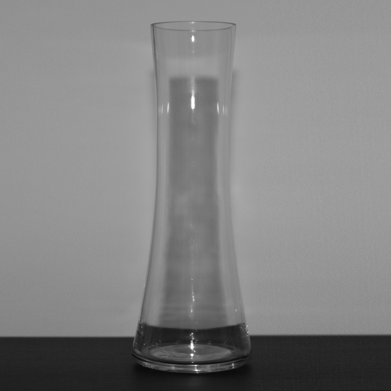 Foto de um vaso de vidro com iluminação inadequada
