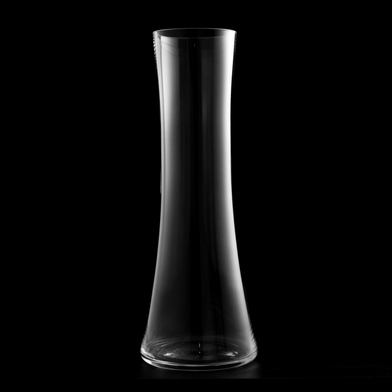 Foto de um vaso de vidro com o fundo preto e reflexos brancos no entorno do objeto.