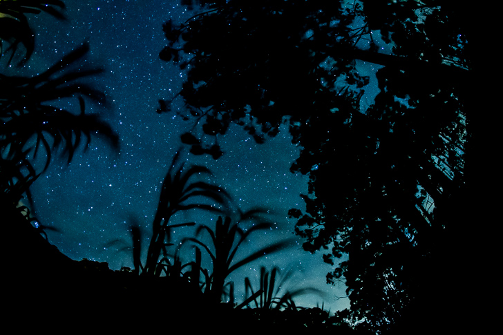 Foto toda desfocada do céu.